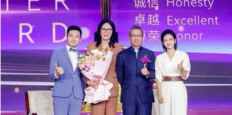 中国女排前主帅郎平回国！65岁形象大变，越活越年轻，退休生活太滋润
