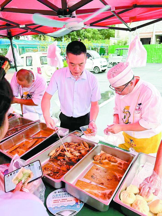 高档饭店门前“摆摊” 大厨小炒成功“圈粉”