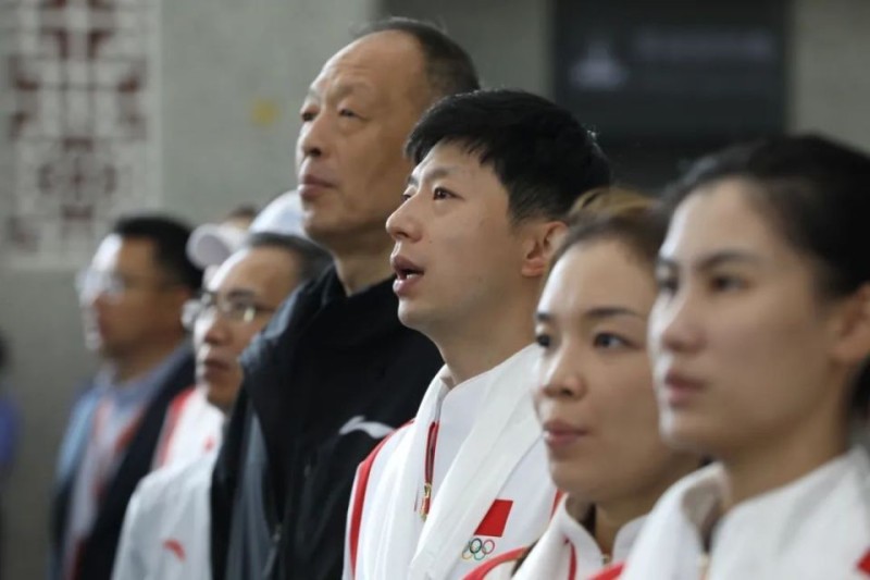 奥运冠军坐复兴号！网友：两种精神的美丽邂逅