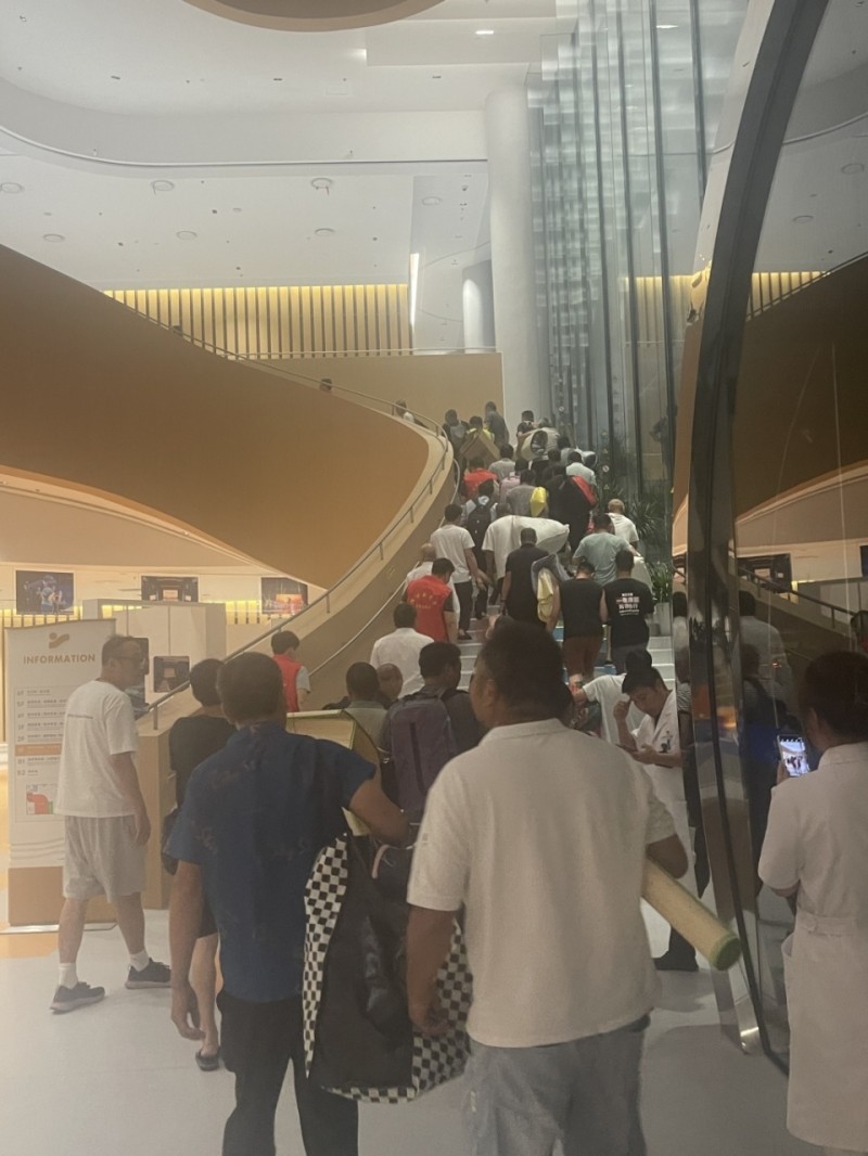 工友住进上海临港这处安置点，第一时间给家里打电话报平安
