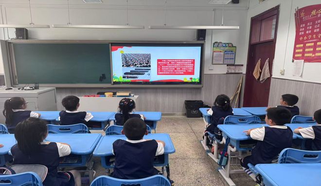 文新小学一年三班开展“心系国防 有你有我”主题班会